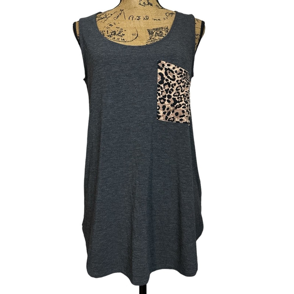 NWOT Charcoal‎ Gray Sleeveless Top with Leopard Print Pocket size Medium